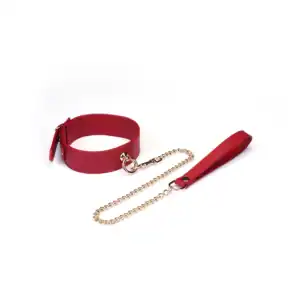 Set Halsband Crimson Desire LIEBE SEELE aus rotem Leder mit verstellbarem Halsband, abnehmbarer Leine und goldfarbener Metallkette, dargestellt auf weißem Hintergrund in der detaillierten Produktansicht