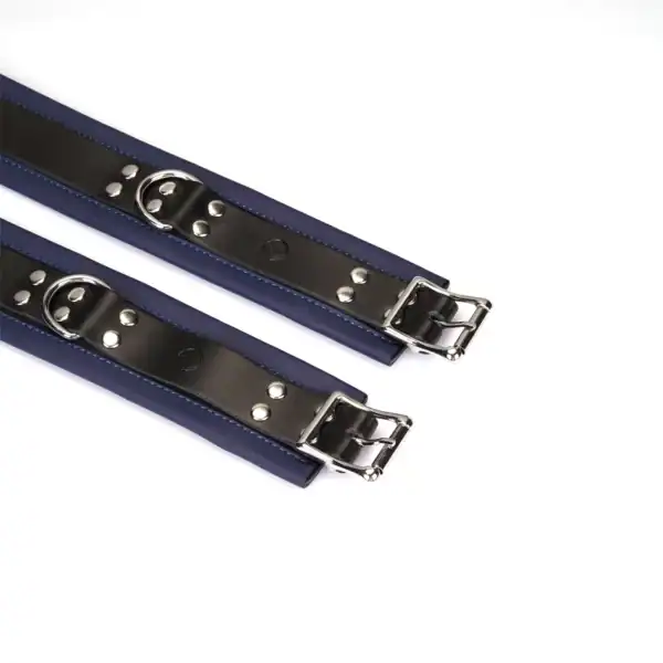 Cerulean LIEBE SEELE Handschellen aus blauem Leder mit gepolsterter Innenseite, verstellbarem Verschluss, Metallringen und silberner Verbindungskette, fotografiert auf weißem Hintergrund