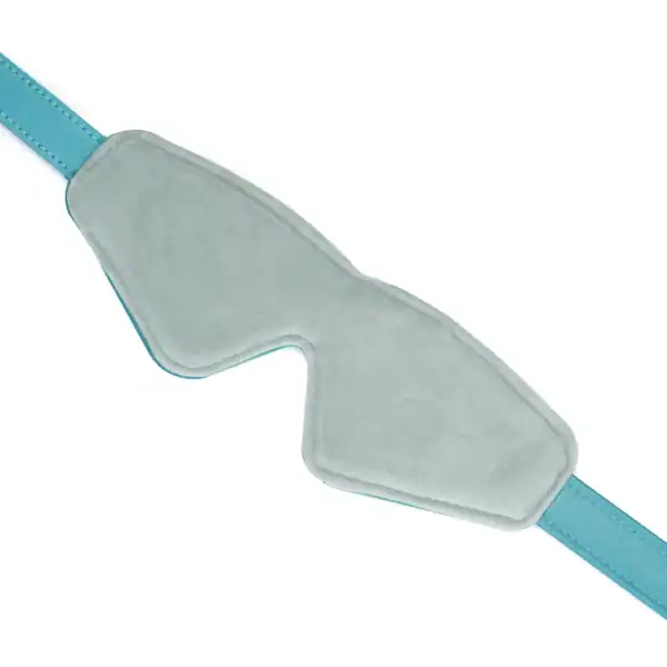 Маска LIEBE SEELE blue lambskin mask из светлой кожи ягненка на подкладке синего цвета с регулируемым ремешком и металлической отделкой, представлена на белом фоне в виде товара