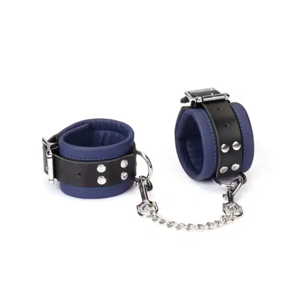 Cerulean LIEBE SEELE Handschellen aus blauem Leder mit gepolsterter Innenseite, verstellbarem Verschluss, Metallringen und silberner Verbindungskette, fotografiert auf weißem Hintergrund