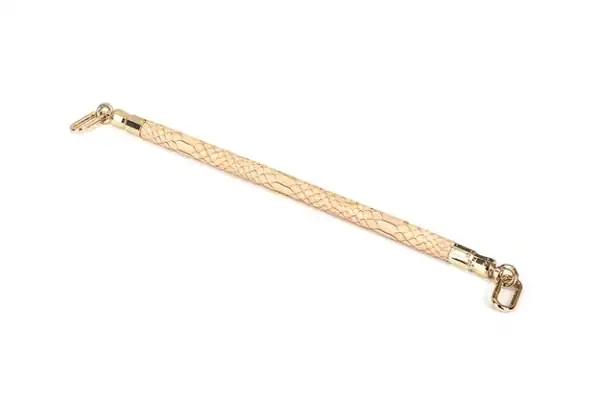 Spreizstange Snake BDSM LIEBE SEELE mit heller Beschichtung mit Reptilienmuster und Metallkarabinern, ein hochwertiges Accessoire, das von Brigade Mondaine angeboten wird, auf weißem Hintergrund.