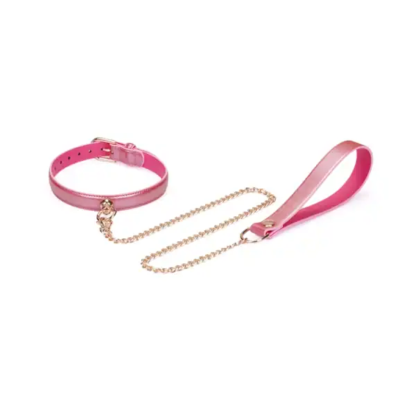 Set Collier Lustre Rosa en cuir rose brillant avec collier ajustable, chaîne métallique dorée et poignée assortie, présenté sur fond blanc en vue produit