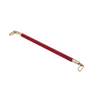 Barre d’écartement Kinbaku BDSM LIEBE SEELE avec revêtement rouge à motifs et mousquetons métalliques, accessoire haut de gamme sélectionné par Brigade Mondaine, sur fond blanc.