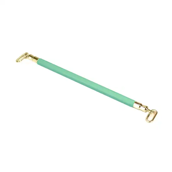 Hada BDSM LIEBE SEELE barra separadora con revestimiento verde agua y mosquetones metálicos dorados, accesorio de alta gama ofrecido por Brigade Mondaine, sobre fondo blanco.