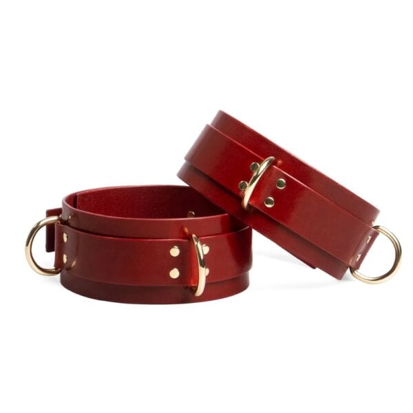 RE:STRICT - Contraintes Cuisse MAGNUS Contraintes de cuisse Magnus en cuir rouge pleine fleur, création bondage artisanale signée RE:STRICT.