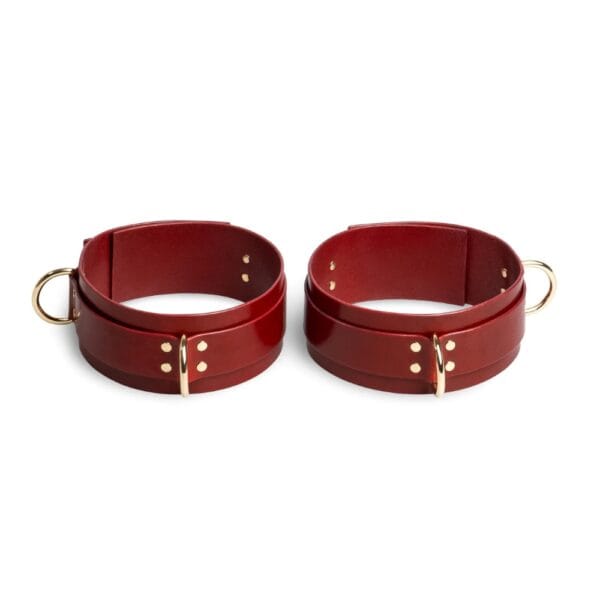 RE:STRICT - Contraintes Cuisse MAGNUS Contraintes de cuisse Magnus en cuir rouge pleine fleur, création bondage artisanale signée RE:STRICT.