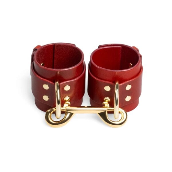 RE:STRICT - Menottes Cuir MAGNUS Menottes en cuir rouge ajustables avec D-ring et lien métallique doré création bondage minimaliste et artisanale signée RE:STRICT