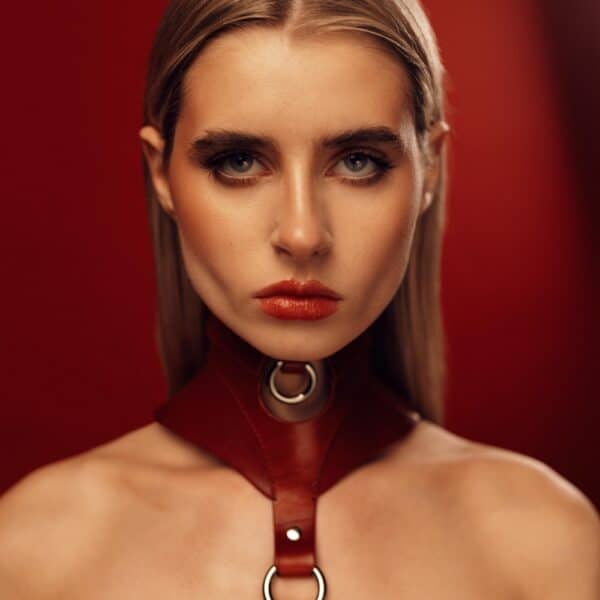 RE:STRICT - Halskette Posture TENUE Halskette aus rotem Leder mit goldenen Ringen, handgefertigte Bondage-Kreation, signiert RE:STRICT