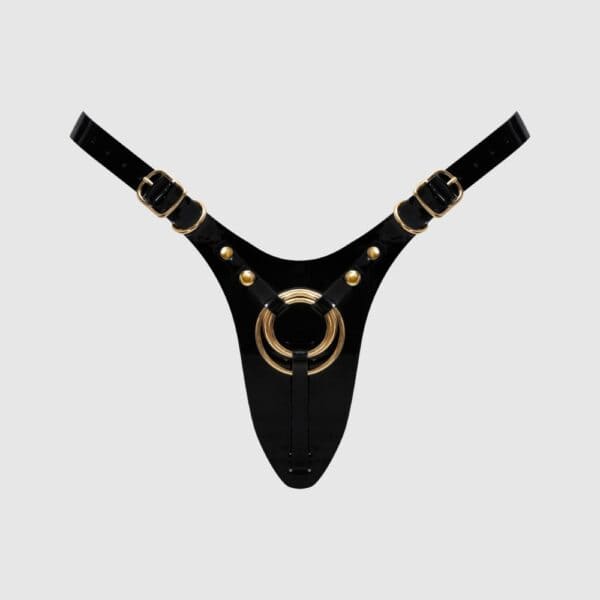 STRAP-ON-ME Harnais Pegging Fabulous – Cuir noir et anneau central – Brigade Mondaine Paris Harnais de pegging STRAP-ON-ME en cuir rouge avec anneau central doré et sangles réglables, sélection Brigade Mondaine Paris.