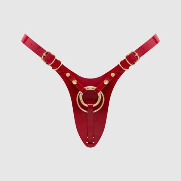 STRAP-ON-ME Harnais Pegging Fabulous – Cuir rouge et anneau central – Brigade Mondaine Paris Harnais de pegging STRAP-ON-ME en cuir rouge avec anneau central doré et sangles réglables, sélection Brigade Mondaine Paris.