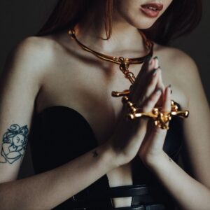 UPKO BDSM позолоченное ожерелье и наручники, надетые вместе в редакционной обстановке Brigade Mondaine Paris