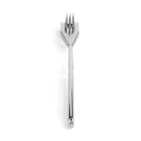 Ролик Wartenberg из блестящей нержавеющей стали с зубчатыми колесами, медицинский дизайн в новом свете, представленный Brigade Mondaine Paris на светлом фоне.