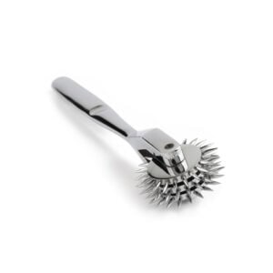 Roulette de Wartenberg en acier inoxydable brillant avec roulettes dentelées, design médical revisité, présentée par Brigade Mondaine Paris sur fond clair.