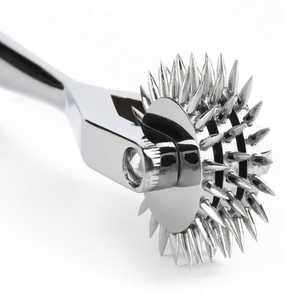 Ролик Wartenberg из блестящей нержавеющей стали с зубчатыми колесами, медицинский дизайн в новом свете, представленный Brigade Mondaine Paris на светлом фоне.