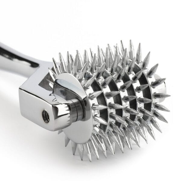 Ролик Wartenberg из блестящей нержавеющей стали с зубчатыми колесами, медицинский дизайн в новом свете, представленный Brigade Mondaine Paris на светлом фоне.