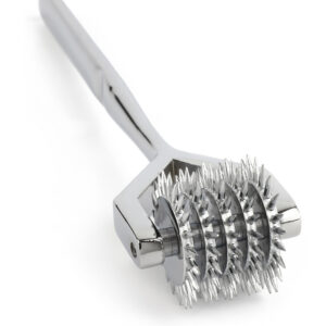 Wartenberg-Roulette aus glänzendem Edelstahl mit gezackten Rollen, überarbeitetes medizinisches Design, präsentiert von Brigade Mondaine Paris auf hellem Hintergrund.