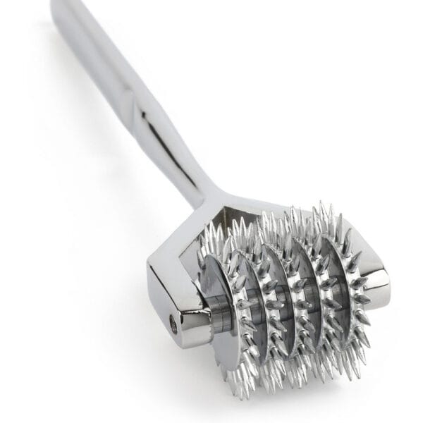 Ролик Wartenberg из блестящей нержавеющей стали с зубчатыми колесами, медицинский дизайн в новом свете, представленный Brigade Mondaine Paris на светлом фоне.