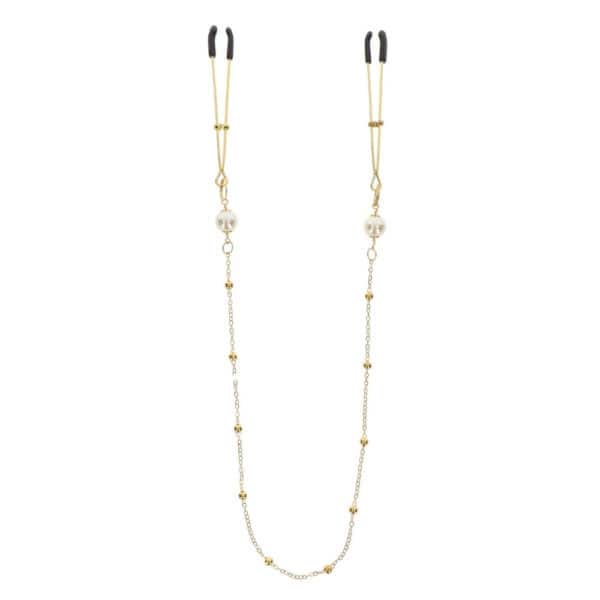 Vergoldete Nippelklemmen mit feiner Kette und Perlen, die an der Büste getragen werden, ein sinnliches Accessoire, das von Brigade Mondaine Paris angeboten wird.