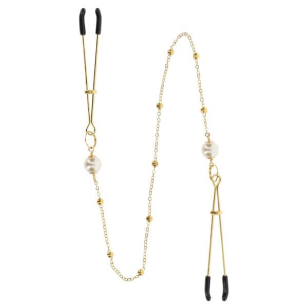 Vergoldete Nippelklemmen mit feiner Kette und Perlen, die an der Büste getragen werden, ein sinnliches Accessoire, das von Brigade Mondaine Paris angeboten wird.