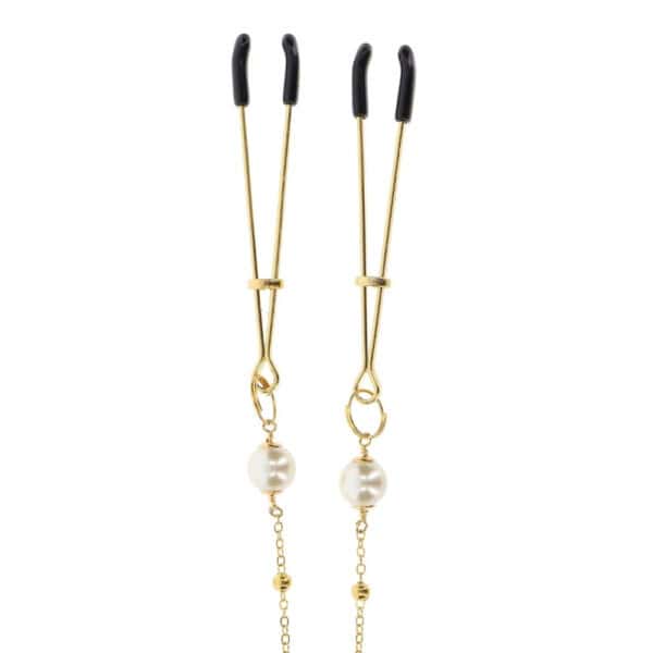 Vergoldete Nippelklemmen mit feiner Kette und Perlen, die an der Büste getragen werden, ein sinnliches Accessoire, das von Brigade Mondaine Paris angeboten wird.