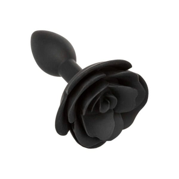 Plug anal noir en silicone mat, tête sculptée en forme de rose avec base évasée, présenté par Brigade Mondaine Paris.