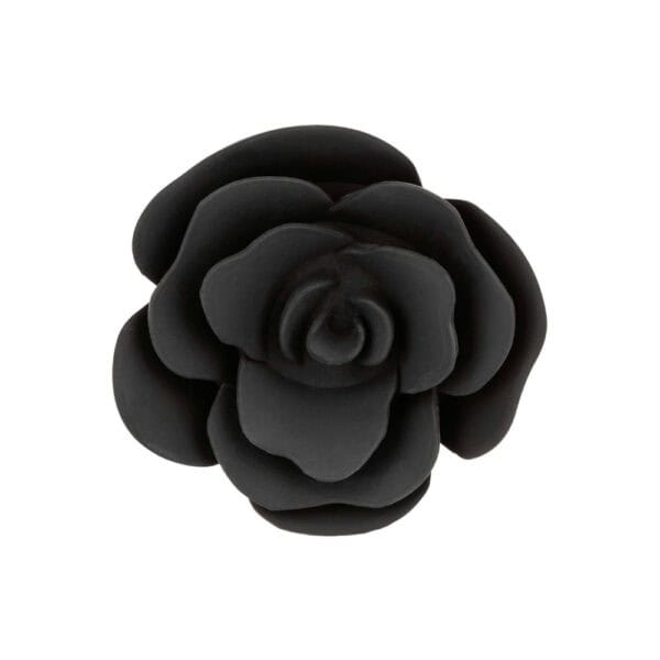 Plug anal noir en silicone mat, tête sculptée en forme de rose avec base évasée, présenté par Brigade Mondaine Paris.