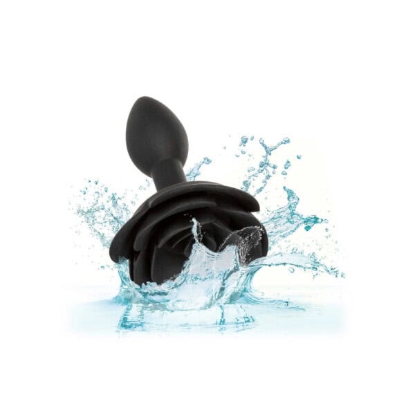 Plug anal noir en silicone mat, tête sculptée en forme de rose avec base évasée, présenté par Brigade Mondaine Paris.