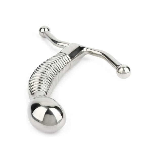 Stimulateur G-Spot STALLION en acier inoxydable poli, au design ergonomique et structuré, présenté par Brigade Mondaine Paris.