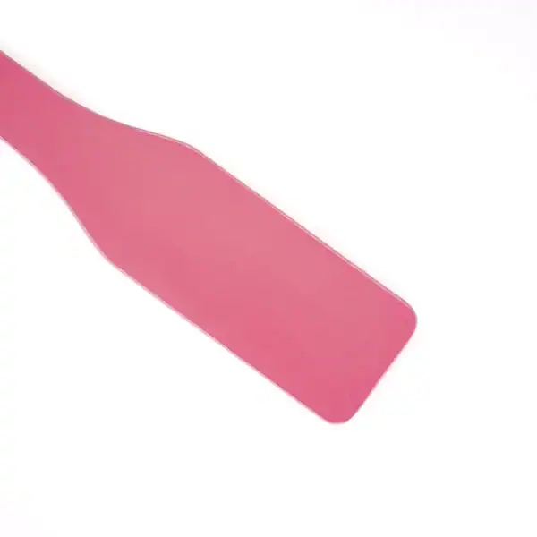 LIEBE SEELE Paleta rosa Lustre con superficie rosa brillante y forma alargada, con correa de sujeción a juego, presentada sobre fondo blanco en vista detallada del producto