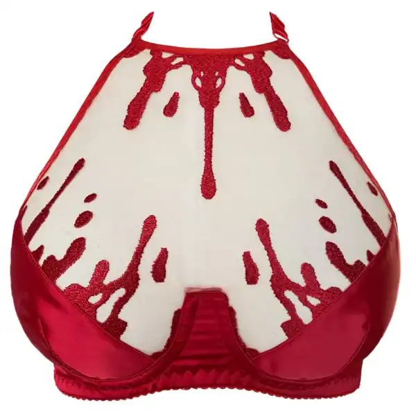 Crimson BH VIDEO SCHWARZ Brigade Mondaine Paris rot Model trägt den Crimson Red VIDE NOIR BH bei Brigade Mondaine Paris, transparenter Tüll bestickt mit roten Motiven, hoher Ausschnitt und strukturierter Schnitt, fotografiert im Studio.