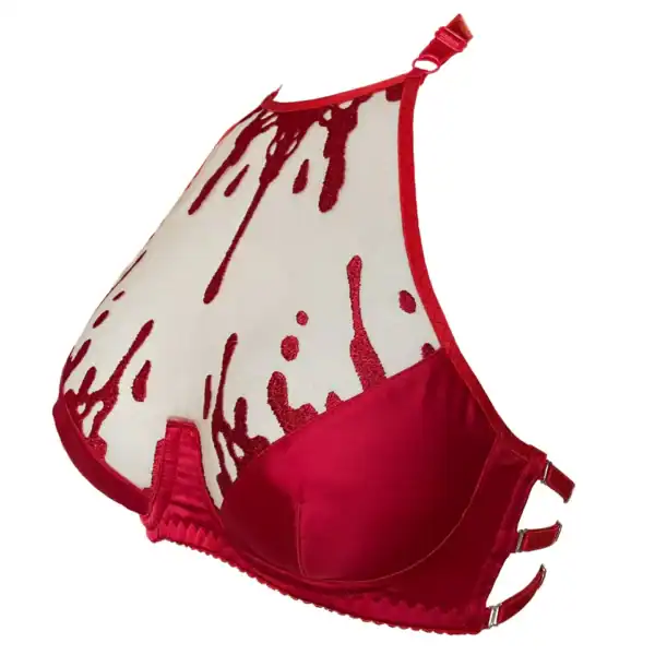 Crimson BH VIDEO SCHWARZ Brigade Mondaine Paris rot Model trägt den Crimson Red VIDE NOIR BH bei Brigade Mondaine Paris, transparenter Tüll bestickt mit roten Motiven, hoher Ausschnitt und strukturierter Schnitt, fotografiert im Studio.