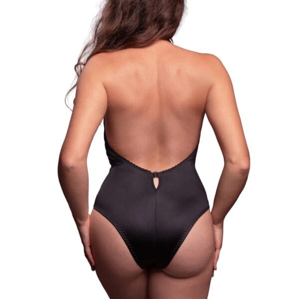 Model trägt den schwarzen Dogma Body aus grafischer Spitze VIDE NOIR bei Brigade Mondaine Paris, hoher Ausschnitt, mittiges Transparenzspiel und körpernaher Schnitt, fotografiert im Studio.