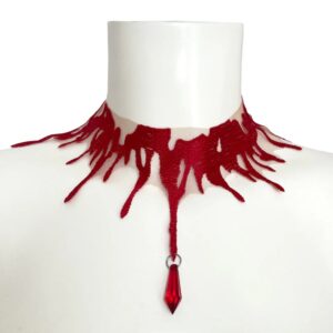 Gargantilla Rojo sangre VIDE NOIR presentada por Brigade Mondaine Paris, tul nude bordado con motivos rojos fluidos, colocada sobre un maniquí, con colgante central rojo facetado.