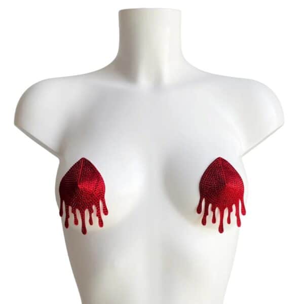 Blood VIDEO Blood VIDEO SCHWARZ Brigade Mondaine Paris rot Model trägt die roten Blood VIDE NOIR Überwürfe bei Brigade Mondaine Paris, gestickte tropfenförmige Muster, getragen mit einem passenden roten Outfit, fotografiert im Studio.