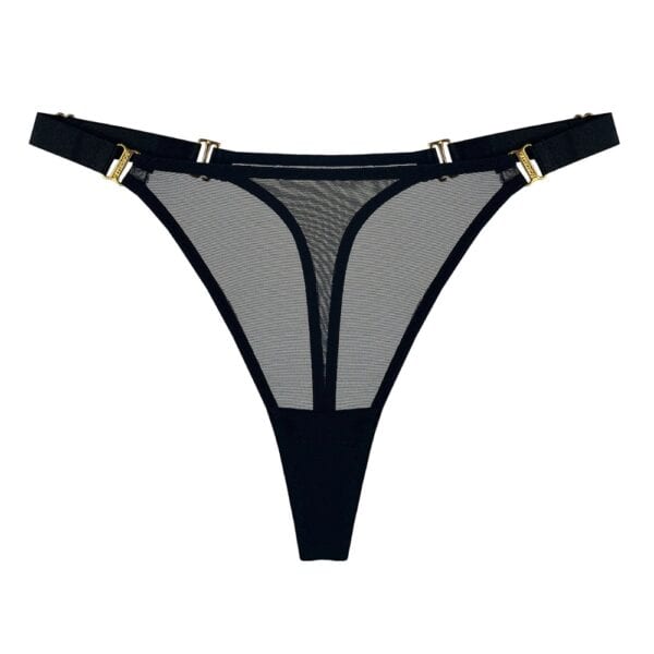 BORDELLE - String Signature Mesh bei Brigade Mondaine Paris Dreiviertel getragener BORDELLE Signature Mesh-String aus transparentem Tüll mit schmalem, elastischem Bund und goldenen Metallbeschlägen, erhältlich bei Brigade Mondaine Paris.