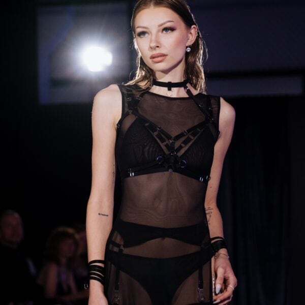 Moon FLASH Soft-BH aus schwarzem Tüll mit verstellbaren Trägern, am Model getragen, grafische Silhouette und sichtbare Details - Brigade Mondaine Paris