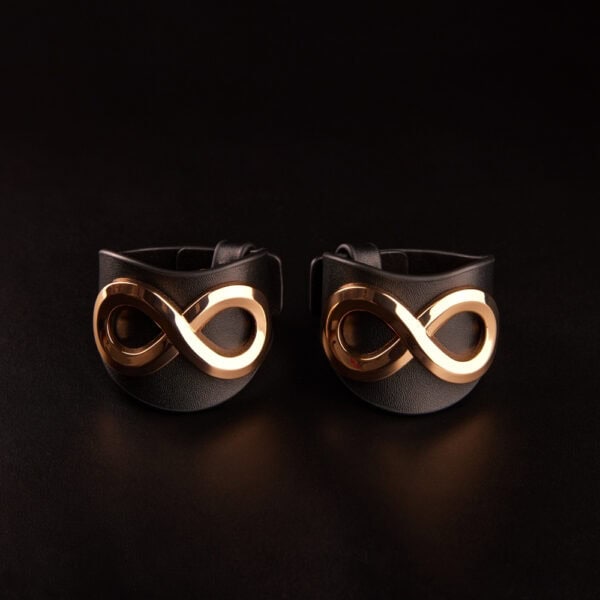 Pulseras SASKIA IINFYNII de cuero negro con anillo metálico dorado, detalle de pulsera ajustable, selección de accesorios para el cuerpo Brigade Mondaine Paris