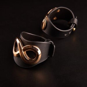 SASKIA IINFYNII bracelets in black leather with gold metal ring, adjustable bracelet detail, select body accessory Brigade Mondaine Paris