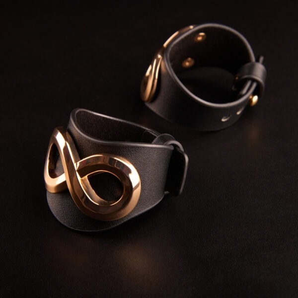 Pulseras SASKIA IINFYNII de cuero negro con anillo metálico dorado, detalle de pulsera ajustable, selección de accesorios para el cuerpo Brigade Mondaine Paris