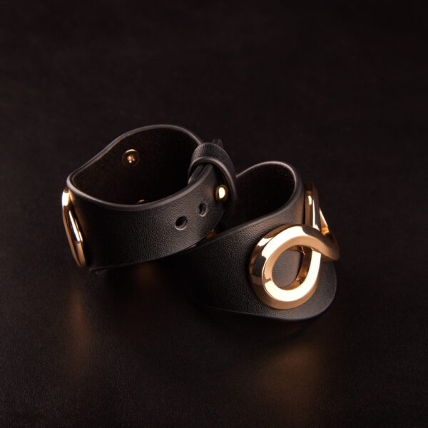 Pulseras SASKIA IINFYNII de cuero negro con anillo metálico dorado, detalle de pulsera ajustable, selección de accesorios para el cuerpo Brigade Mondaine Paris