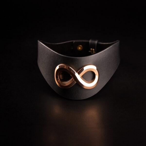 Choker SASKIA IINFYNII in black leather with metallic symbol, graphic choker worn on female bust, body accessory selection Brigade Mondaine Paris