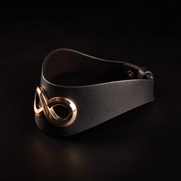 Choker SASKIA IINFYNII in black leather with metallic symbol, graphic choker worn on female bust, body accessory selection Brigade Mondaine Paris