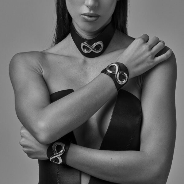Choker SASKIA IINFYNII in black leather with metallic symbol, graphic choker worn on female bust, body accessory selection Brigade Mondaine Paris
