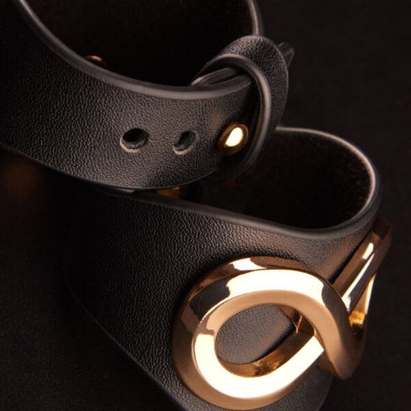 Pulseras SASKIA IINFYNII de cuero negro con anillo metálico dorado, detalle de pulsera ajustable, selección de accesorios para el cuerpo Brigade Mondaine Paris