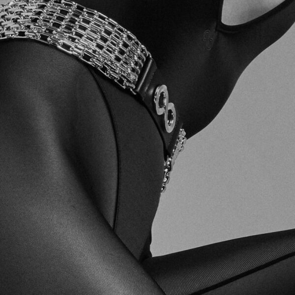 The ARIA jewel belt from IINFYNII is a piece of tension and contrast. The interplay of matte material and metallic chains creates a clean, graphic line, designed to emphasize the waist with authority. Halfway between accessory and jewel, it structures the silhouette and adds an almost ceremonial dimension to the look. Worn alone or layered, ARIA asserts a radical, precise and uncompromising visual language.