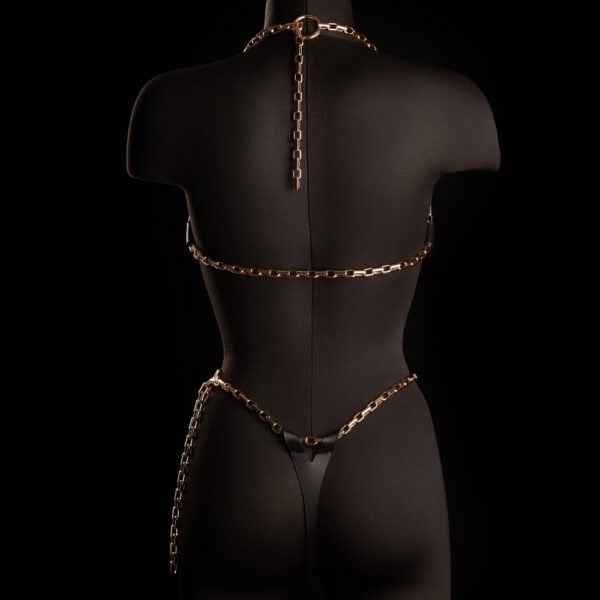 ARIA IINFYNII sujetador bandeau negro con detalle central, se lleva sobre un top de malla transparente, por Brigade Mondaine Paris
