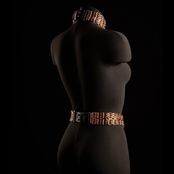 The ARIA jewel belt from IINFYNII is a piece of tension and contrast. The interplay of matte material and metallic chains creates a clean, graphic line, designed to emphasize the waist with authority. Halfway between accessory and jewel, it structures the silhouette and adds an almost ceremonial dimension to the look. Worn alone or layered, ARIA asserts a radical, precise and uncompromising visual language.