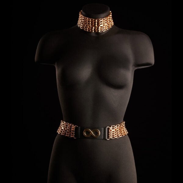 ARIA IINFYNII jewelled belt with metallic chains and structuring black base, graphic accessory worn at the waist proposed by Brigade Mondaine Paris