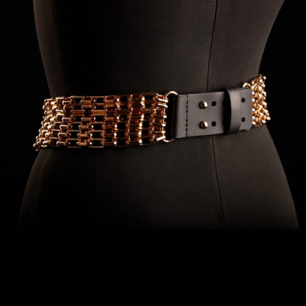 The ARIA jewel belt from IINFYNII is a piece of tension and contrast. The interplay of matte material and metallic chains creates a clean, graphic line, designed to emphasize the waist with authority. Halfway between accessory and jewel, it structures the silhouette and adds an almost ceremonial dimension to the look. Worn alone or layered, ARIA asserts a radical, precise and uncompromising visual language.