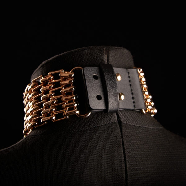 Choker Ketten ARIA IINFYNII aus vergoldetem Metall am Hals getragen, mehrgliedriges Statement-Schmuckstück angeboten von Brigade Mondaine Paris